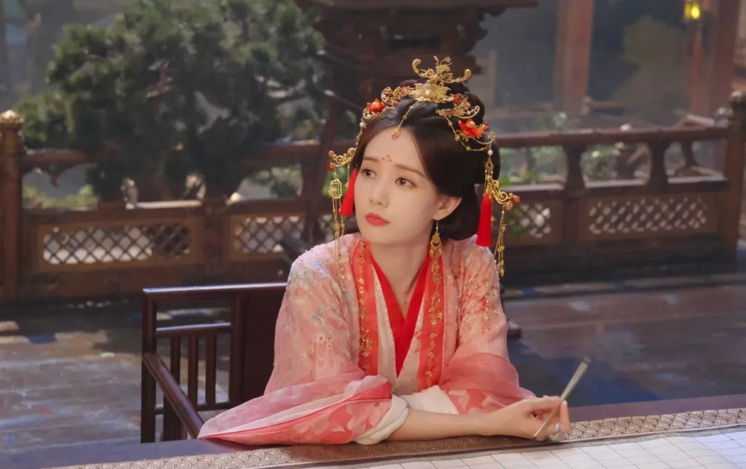 34岁李一桐五官精致，笑容甜美，拥有一双会笑的月牙眼