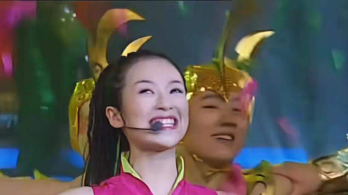 章子怡第一次上春晚，工作人员被其美貌“惊到了”，她当年有多火