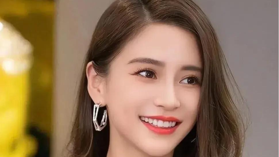 万万想不到曾经的顶峰沦落到穿不合身的服装，她可是Angelababy啊