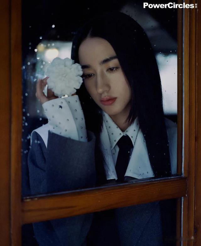 “宝儿姐”李宛妲全新杂志大片，古宅深处精灵少女眉目如画