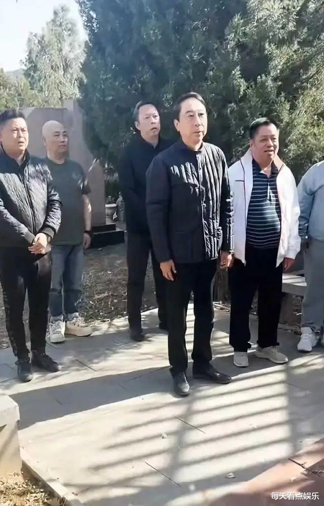 冯巩师徒拜祭恩师马季!只鞠躬不下跪遭讽走过程,贾玲缺席被质疑