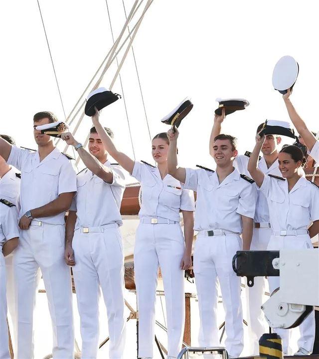 莱昂诺尔公主远洋后首次露面，身旁男生帅气凌人，贴心为公主拿帽