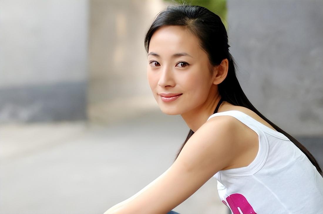 59岁老戏骨长得帅还顾家，出道27年零绯闻，老婆是漂亮演员