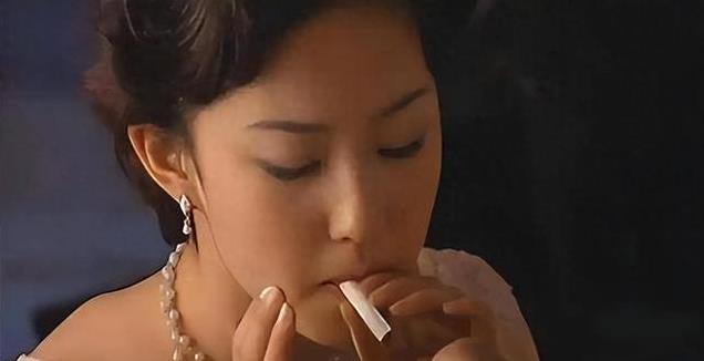 外表是仙女，私下却是“老烟枪”的5位女明星，刘亦菲令人意外