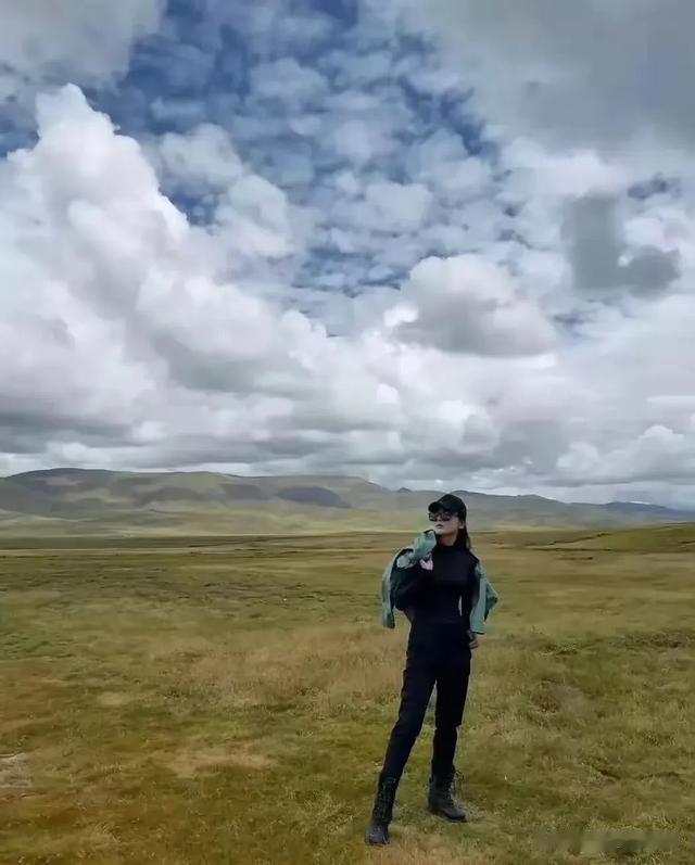 46岁刘涛洱海放飞了!穿黑色紧身瑜伽服身材火辣,这状态嫩回26岁