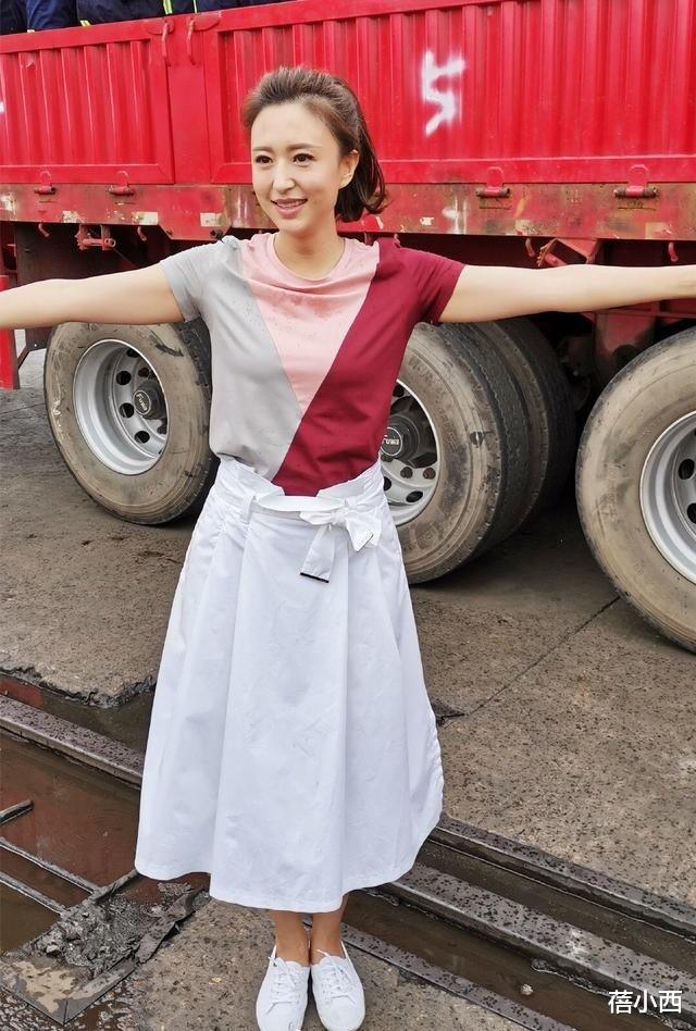 “张蕾”终于改风格,穿拼接T恤+半身裙录节目,扎高马尾像大学生