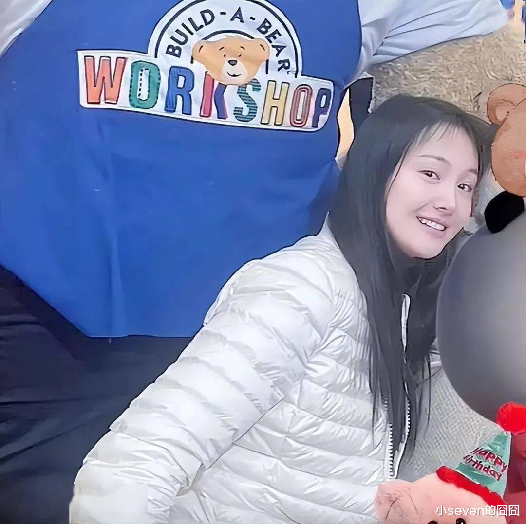 郑爽晒新照：过圣诞节布置得略显冷清，总发文案怀念当明星的生活