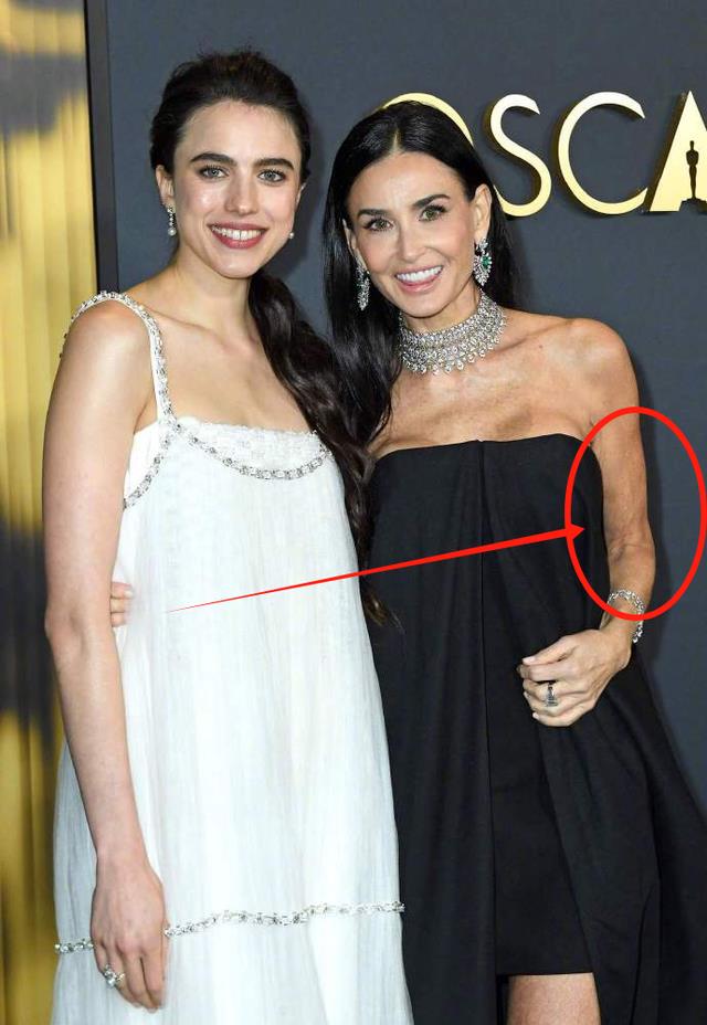 第15届奥斯卡红毯:绯红女巫露背秀身材,却被大表姐的孕肚抢镜了