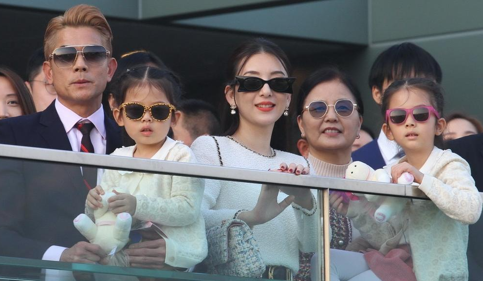 郭富城因没穿西装被拦在门口,情绪稳定没发火,路人争相为其脱衣