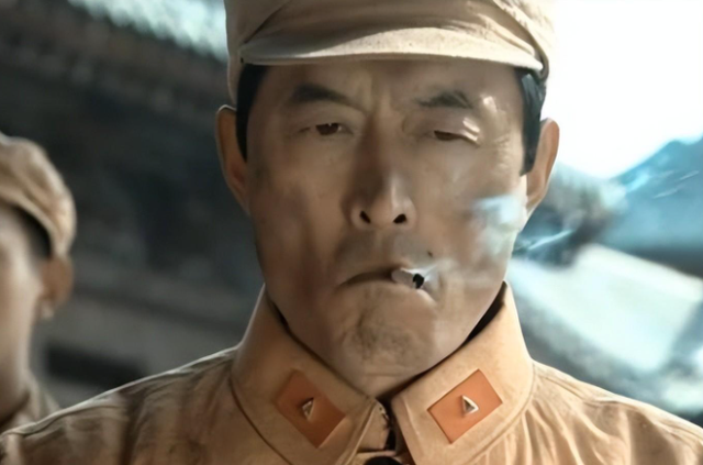 同样是常乃超抽烟,新老版亮剑的差距却不言而喻,网友:天壤之别