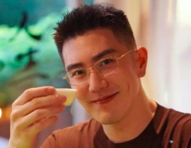 上了年纪的男人，这4种发型要避开，不是显老就是扮嫩，谁留谁丑