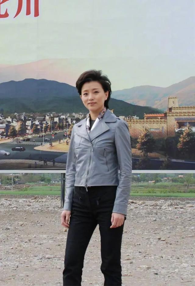 难怪杨澜这么优秀，原来她妈妈是教授，妈妈留短发自信有书香气！