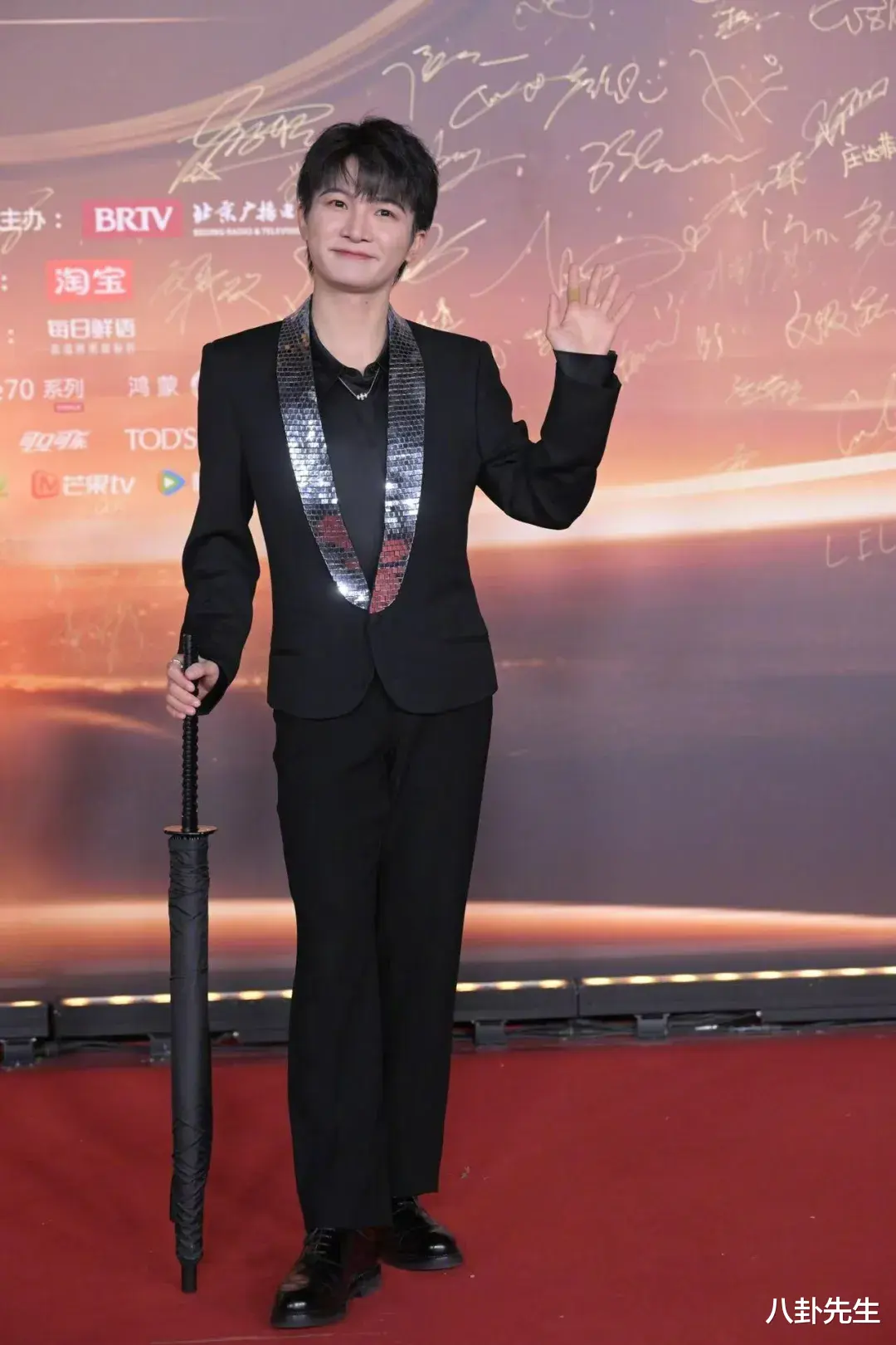 微博之夜红毯：关晓彤陈都灵穿错衣服，杨紫古风造型独特，赵丽颖好美