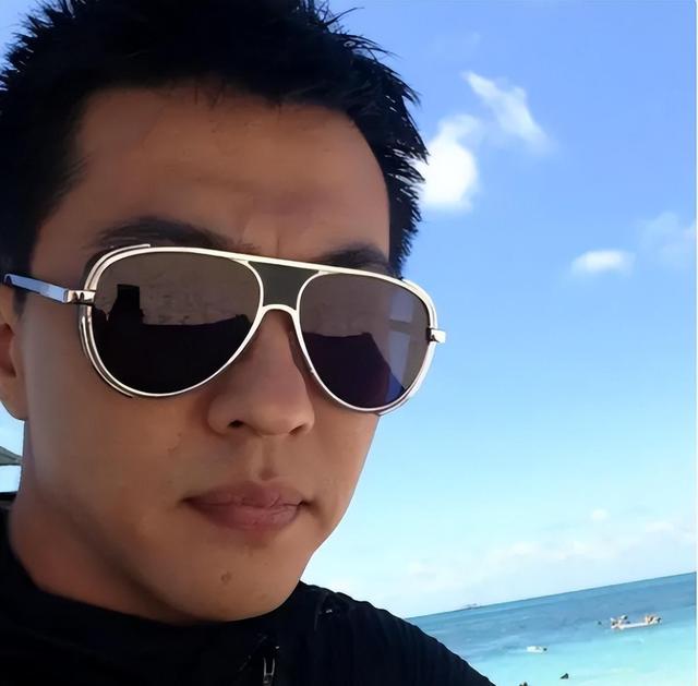 他是央视主播，父亲病逝后又离婚，44岁退出央视选择开启第二人生