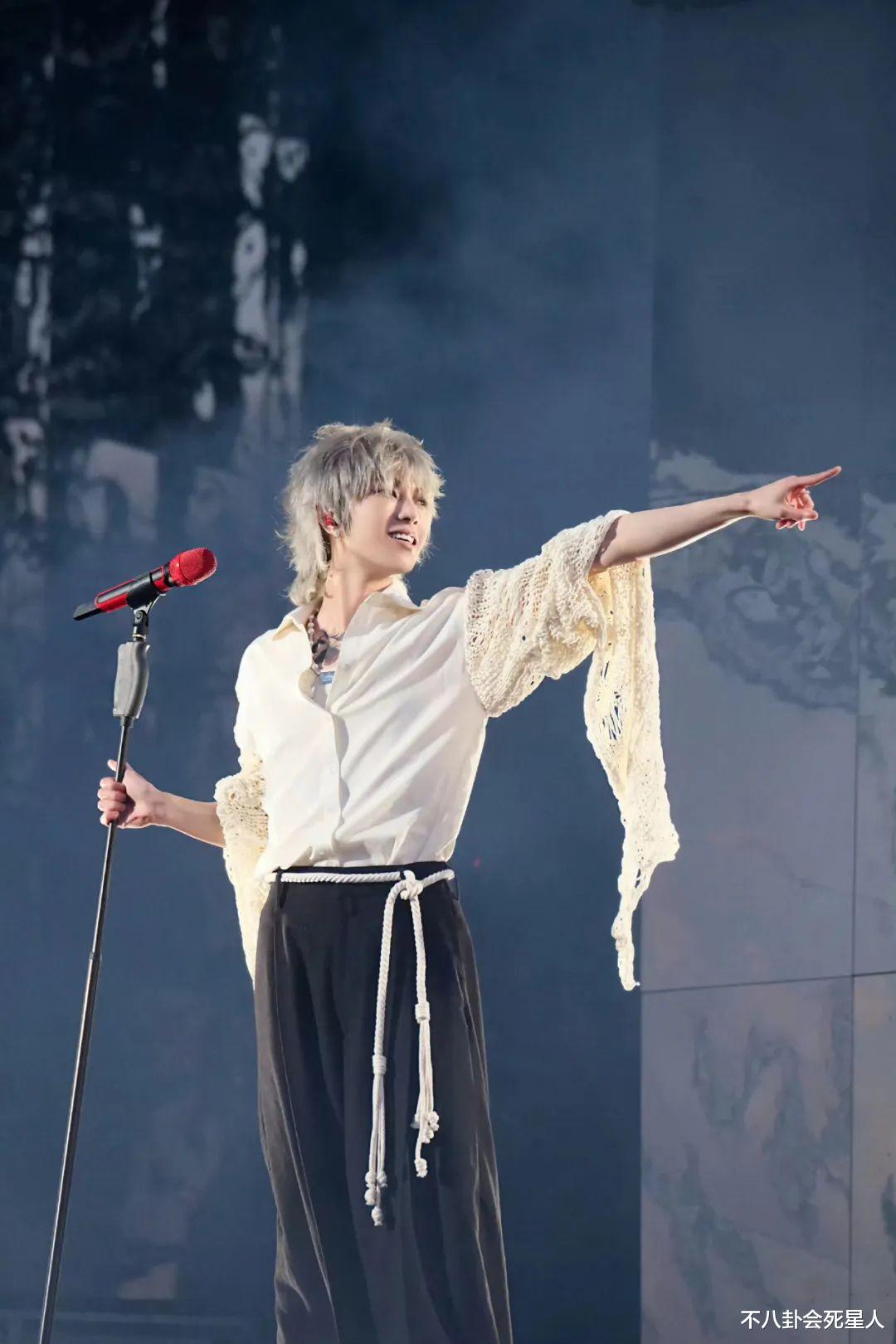 华晨宇演唱会造型曝光,金发浓妆撞脸鞠婧祎,评论区尴尬了