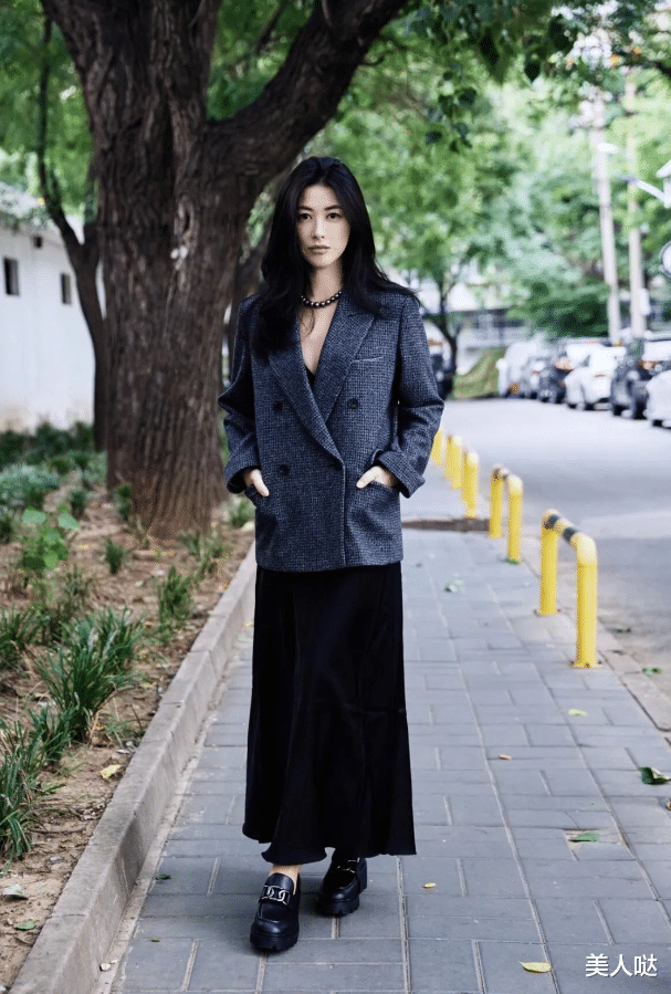 朱珠带火了一种新穿法：真空西装+吊带裙，时髦性感又洋气