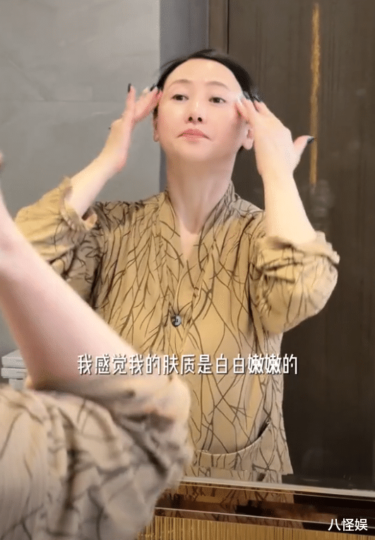 56岁翁虹自曝老公女儿都在国外，一人独居很舒服，腿上长疤抢镜