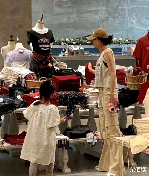 孙怡带7岁女儿买面包,不戴假发片真实发量曝光,母女头发都不多