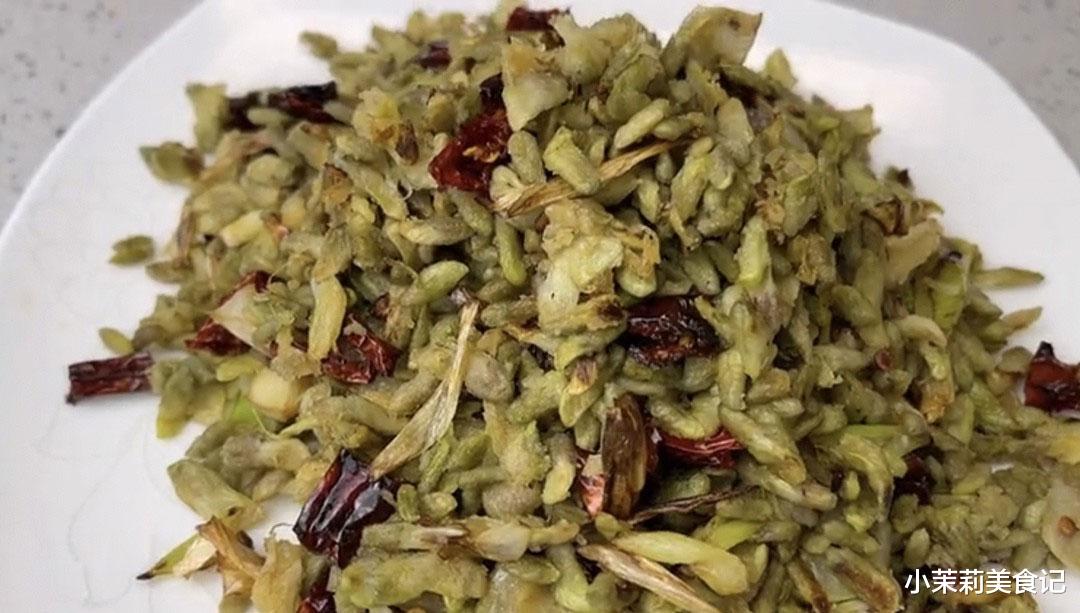 蒸槐花，最忌直接裹面上锅蒸，牢记“1放1窍门”，粒粒焦香不粘坨