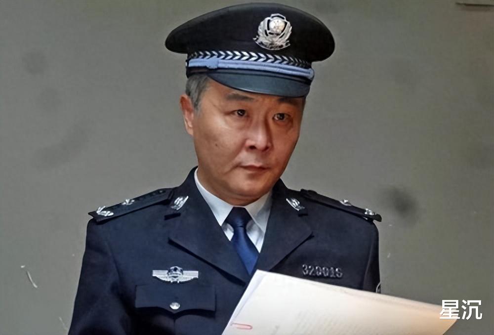 他是一个不红的老戏骨,现在59岁,演技越来越好,看完气得牙根疼