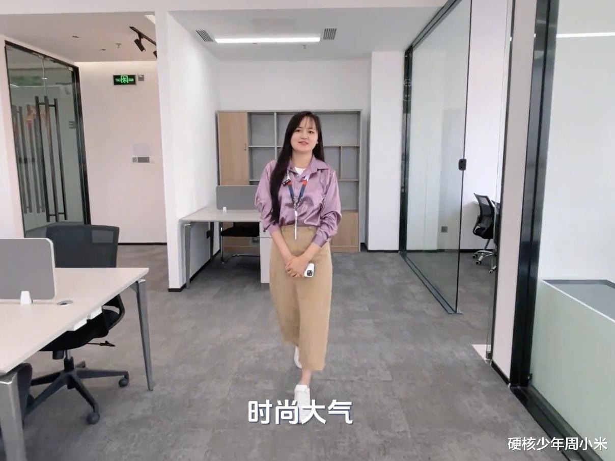 广东一女子下雨天在办公室喝茶玩手机,老板出去跑业务:他挺可怜