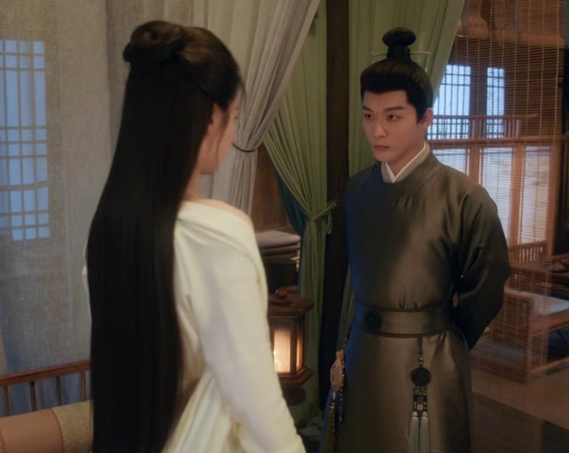 王楚然演技爆发,当她露出肚兜时,张晚意好像接不住戏,头转向一旁