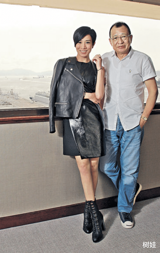 许绍雄为佘诗曼庆祝生日，女儿做蛋糕助兴，两人相拥合照互称姐妹