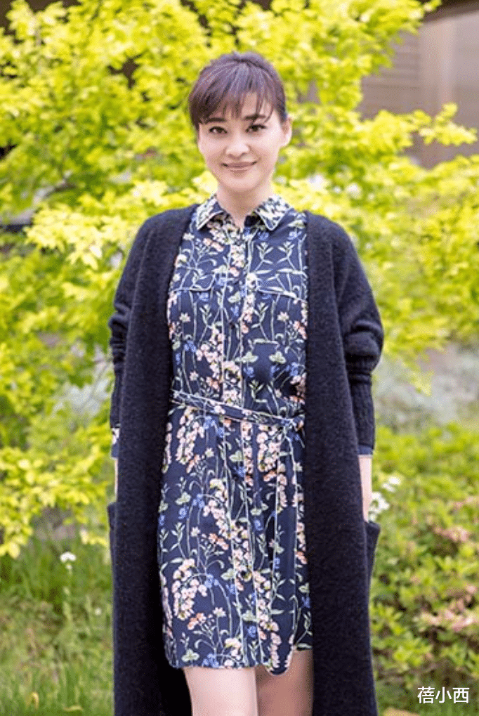 48岁梅婷新剪了新刘海年轻10岁,穿印花衫+半裙,美得像换了个人