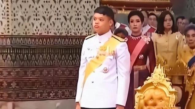 国王最讲究血统纯正，17岁提帮功晒出生证明，如今苏提达儿子很难