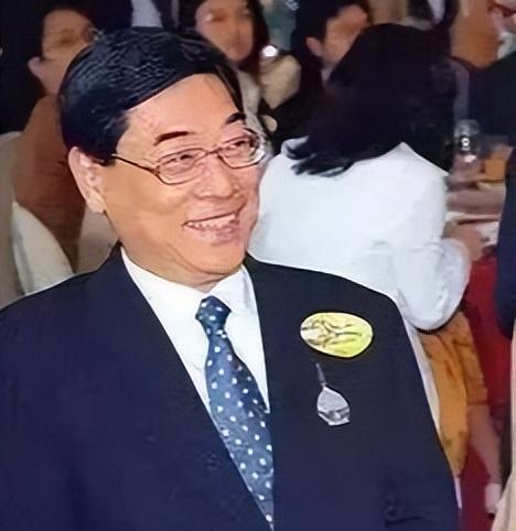 “雌雄同体”小龙女,被老头“白睡”10年,还倒贴上亿,下场唏嘘