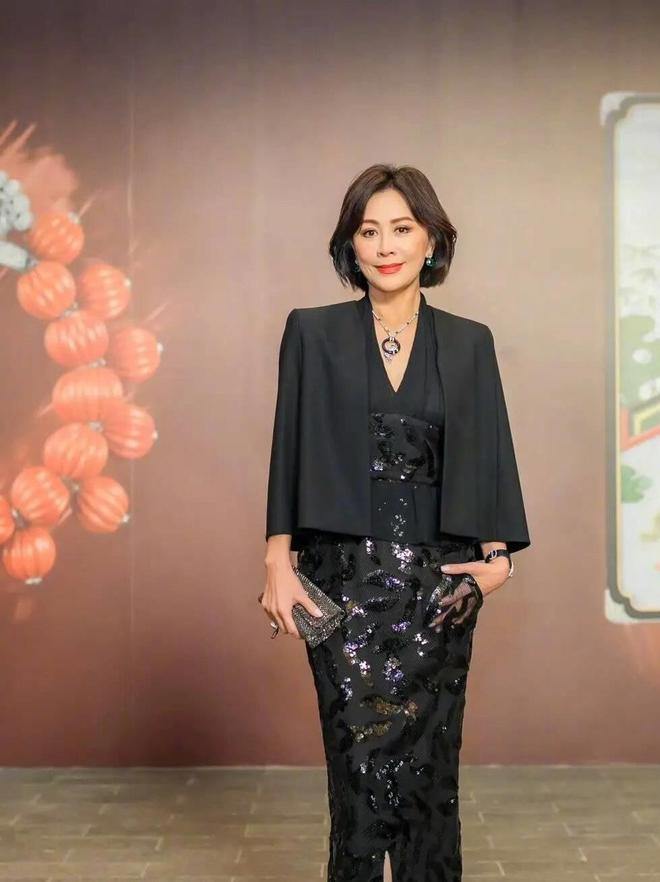 59岁刘嘉玲现身新加坡！状态年轻似18岁少女，一生未育成就了她