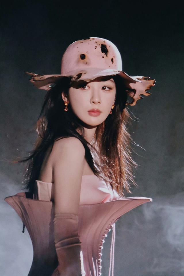 我一般很少承认杨紫的时尚美,但这个是真的美!惊艳了半个娱乐圈