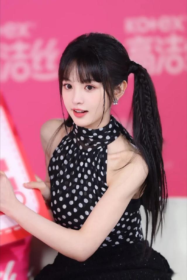 田曦薇最新直播造型，双马尾搭配波点露肩字俏皮可爱，元气满满！