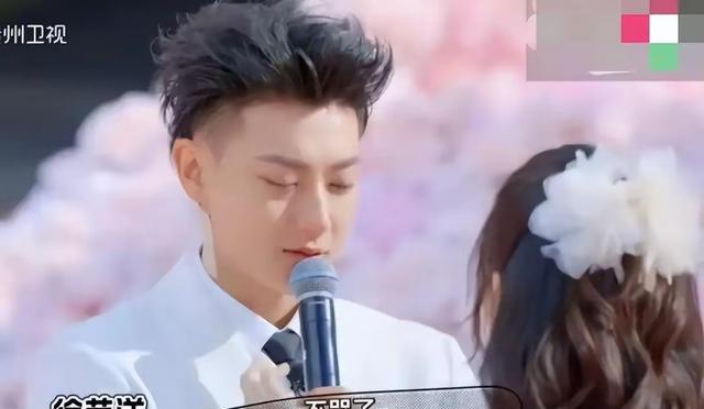 关晓彤不再逃避！直面“恋爱八年不结婚”给出回应，评论区炸锅了