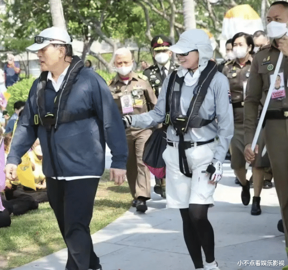 苏提达和玛哈国王一起度假,两人很是恩爱,一身休闲装束很惹眼