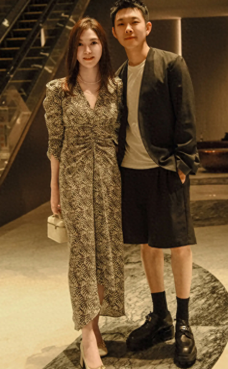 老舅宝石父亲节晒一家大合照,妻子酷似张柏芝,10岁儿子卷发帅气