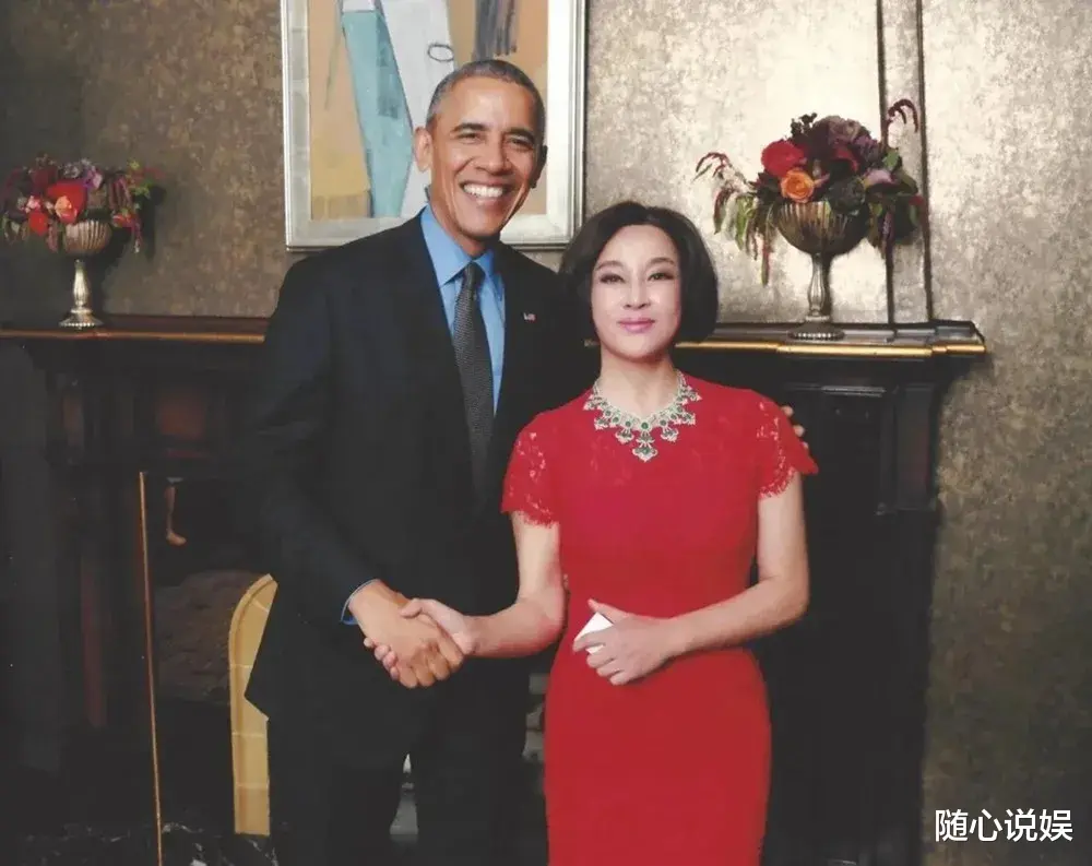 74岁刘晓庆出席奥巴马私人晚宴，穿中国风红裙温婉优雅尽显东方美