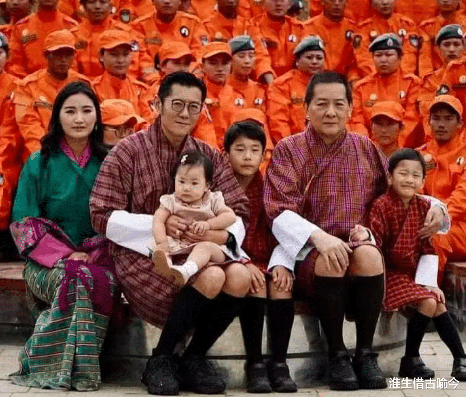 不丹王室罕见全家福曝光,11个月的小公主真萌,是全王室的团宠