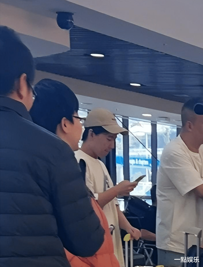 岳云鹏带媳妇墨尔本度假!小岳岳咬笔帽签字,郑敏吃饭霸气侧漏