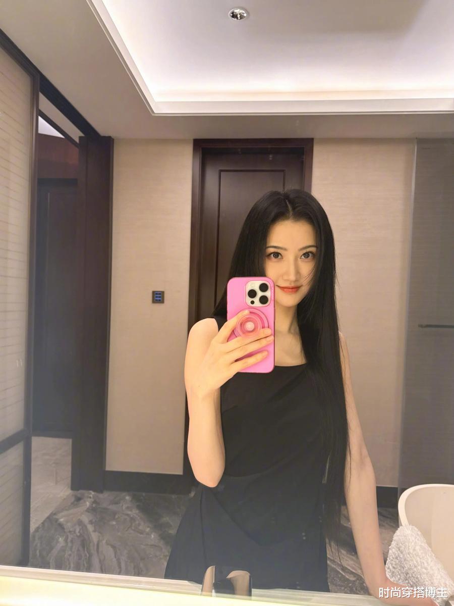 36岁景甜晒卫生间自拍照，公主切配黑长直，妥妥的大美人啊！