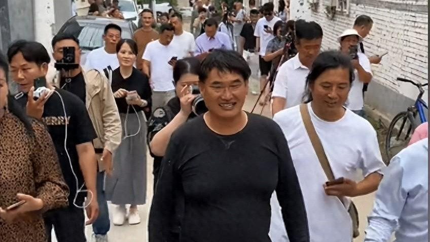 朱之文外出演出，大衣嫂独守空房愤拒男人进门，儿子小伟视而不见