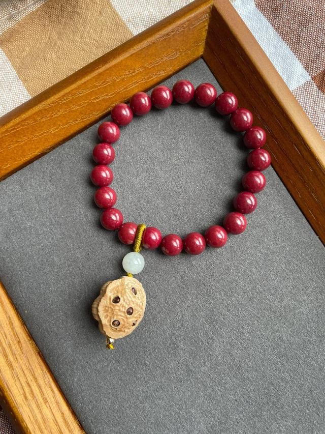 黄杨木手串如何焕发魅力?盘玩技巧与文化传承揭秘!