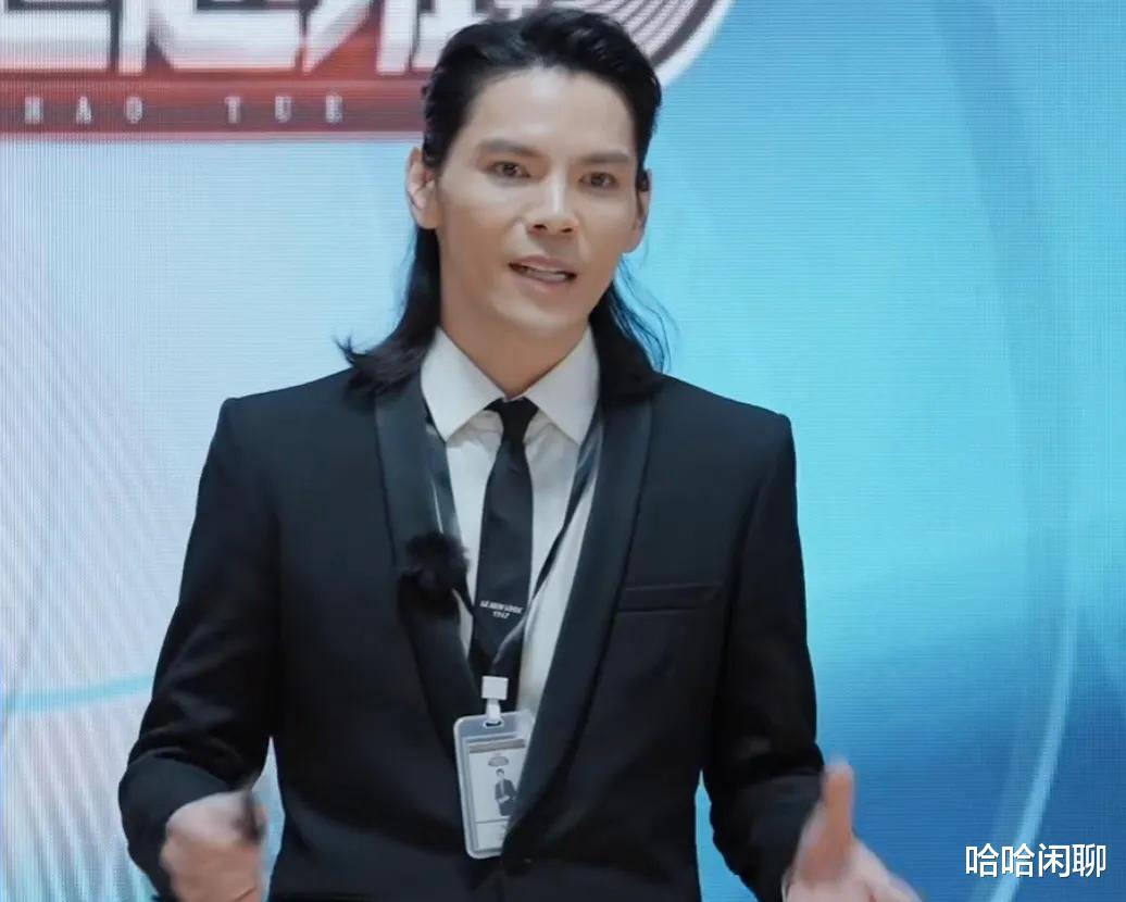 笑不活了，向佐手写简历曝光，字迹潦草遭网友吐槽：和长相一样，令人发指！