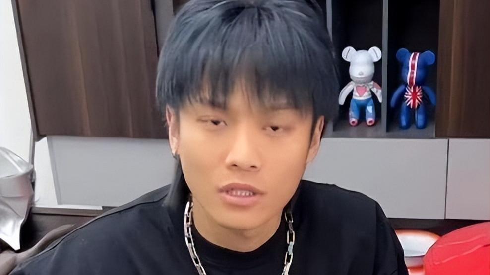 吃相太难看，小杨哥欲复出，用小号直播被平台秒封，评论区炸锅