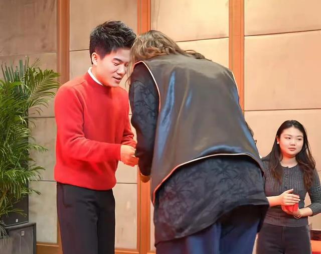 董宇辉办年会心意满满,与汉森表情截然相反引热议,网友看出真因!