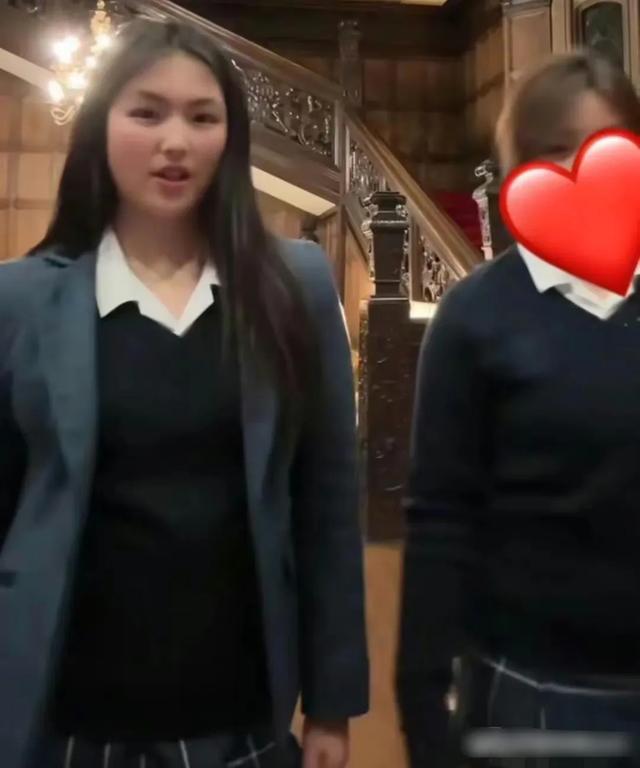 李湘女儿近照:减肥后复胖,P图痕迹明显,头小脸肿身壮比例奇怪