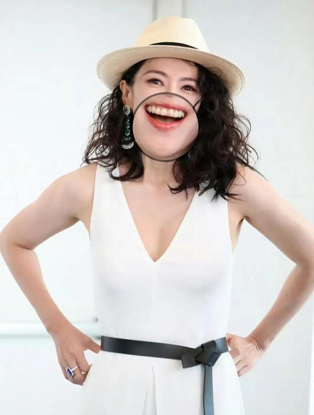 章子怡穿着阿玛尼尖头高跟鞋,她在威尼斯很娇俏,面相也更好了