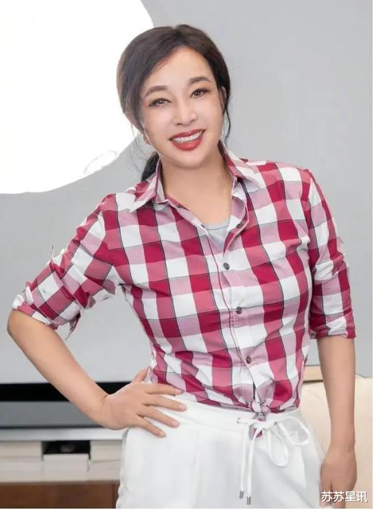 74岁刘晓庆独自回老家选墓地,不戴假发头发稀疏,一身老人打扮