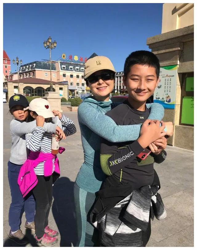 51岁张泉灵大变样,头发白这么多一下子进入奶奶级别,彻底认不出