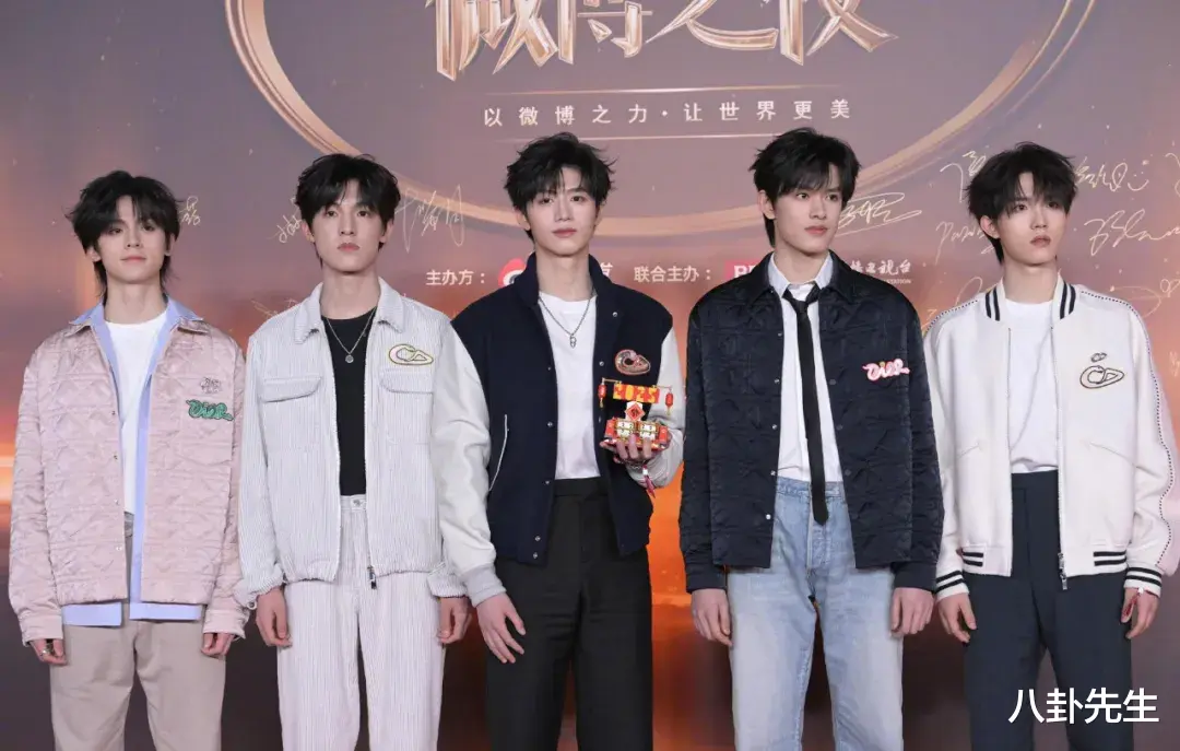 微博之夜红毯：关晓彤陈都灵穿错衣服，杨紫古风造型独特，赵丽颖好美